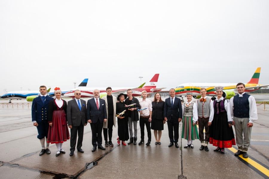 Абсурд: airBaltic «кинул» сотни пассажиров ради фотографии с президентом