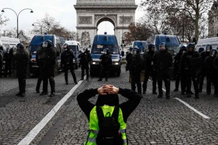 Полиция использовала водометы против недовольных саммитом G7 во Франции