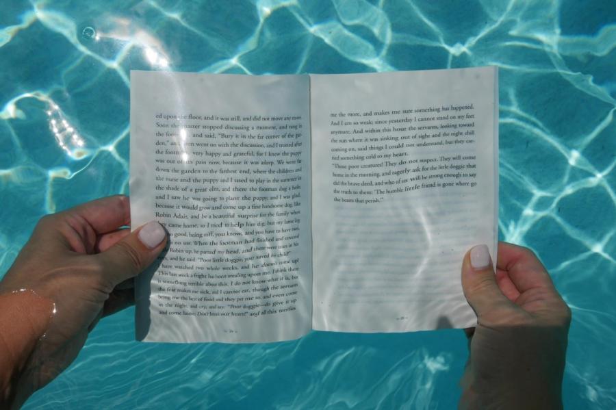 В американских отелях клиентам разрешили ронять книги в бассейн