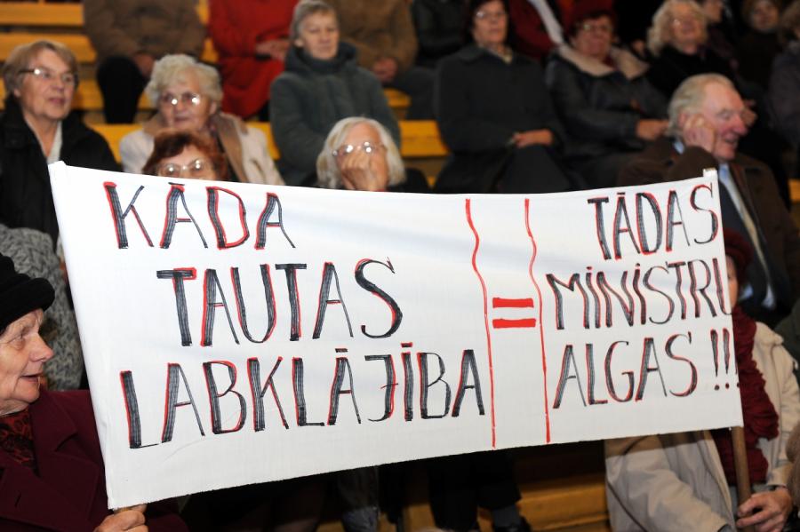 Народ тянется к булыжнику: взорвёт ли Латвию социальная несправедливость?