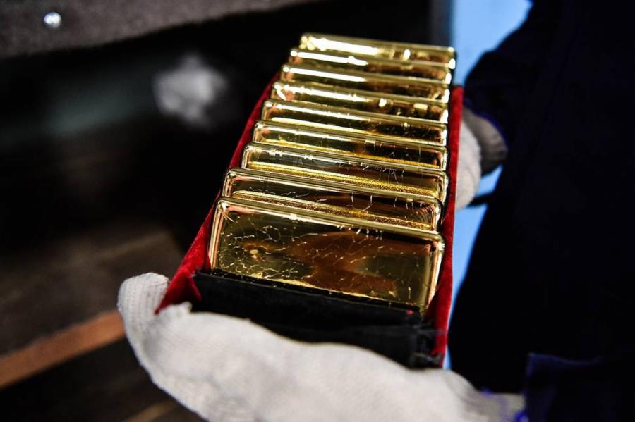 На мировые рынки попало не менее тысячи контрафактных золотых слитков