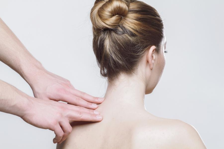 Акне на спине: 5 причин и способы устранения