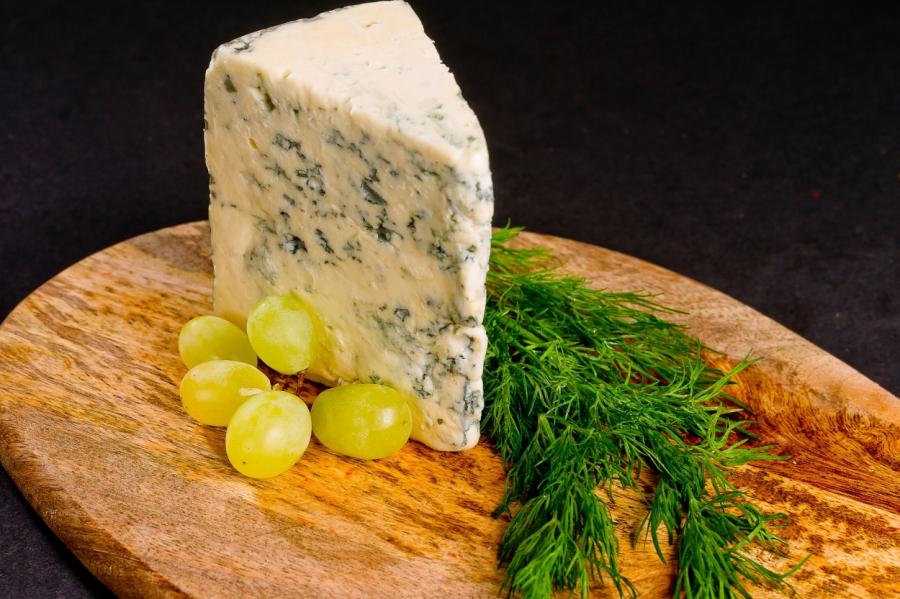 Чем полезен сыр с плесенью (эстеты оценят)
