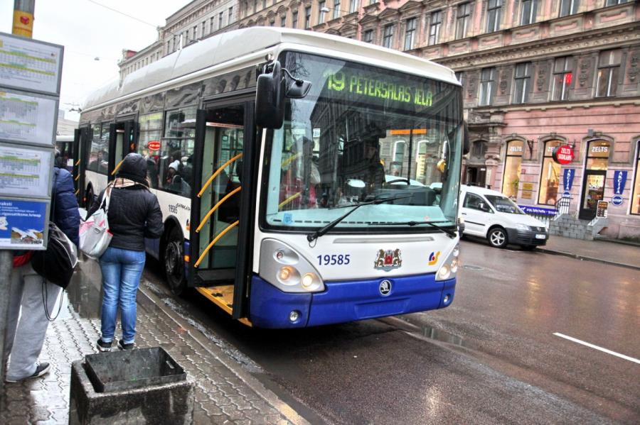 Почему латвийцев не удается загнать в троллейбусы