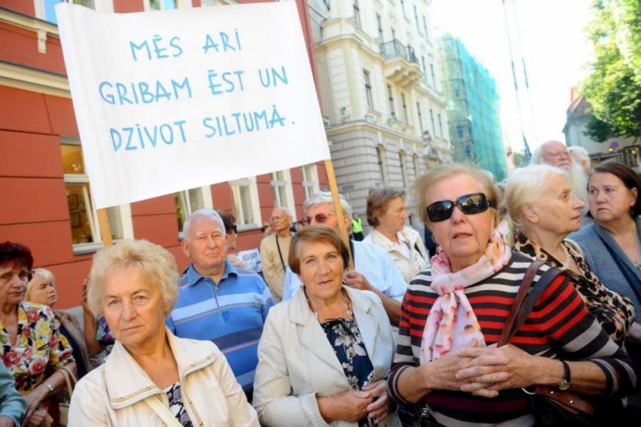 Латвийские пенсионеры отказываются доплачивать за получение своих пенсий