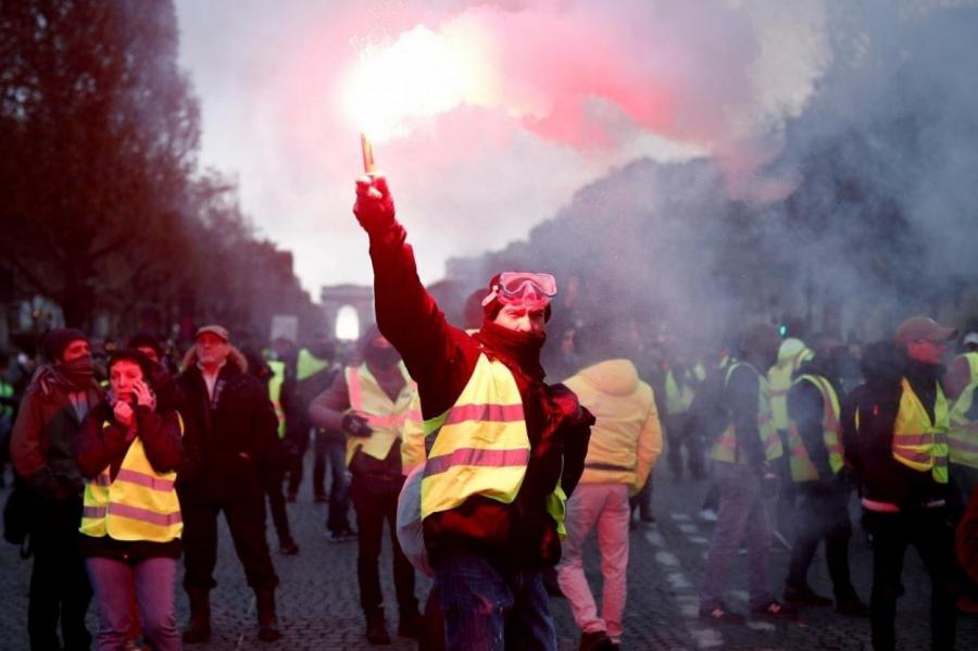 «Желтые жилеты» устроили погром и разборки с полицейскими во французском Нанте