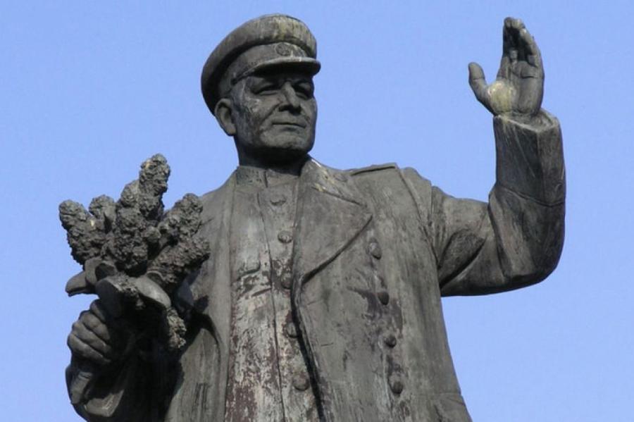 В Праге мужчина приковал себя цепью к памятнику маршалу Коневу