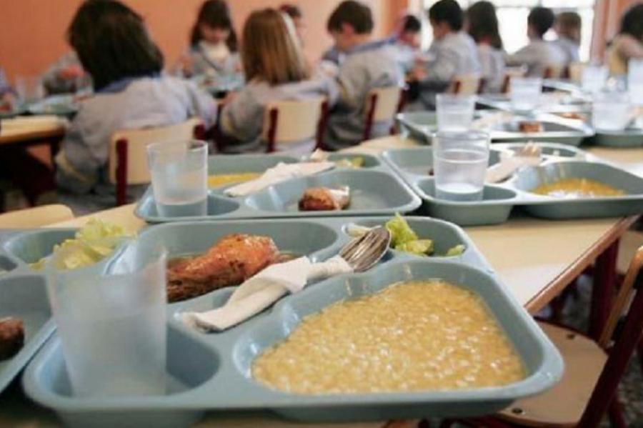 Ни правительство, ни самоуправления не хотят кормить школьников
