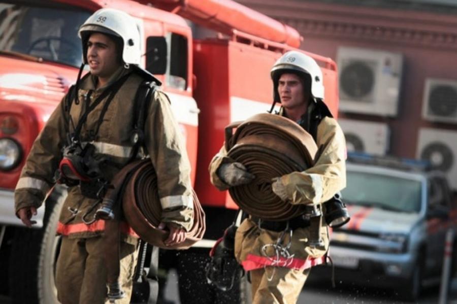 Кошмар в Риге: в пожаре погибли взрослый и ребенок, пострадали пожарные