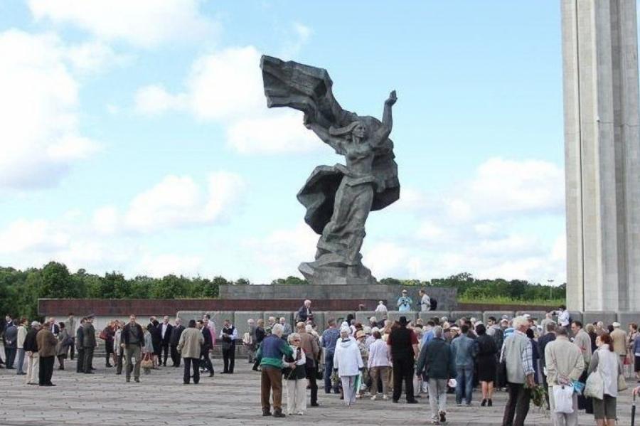 Посольство России раскритиковали за попытку защитить памятник Освободителям Риги