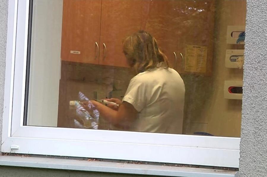 Из окна больницы в Вентспилсе выпрыгнул пенсионер; семья винит медиков