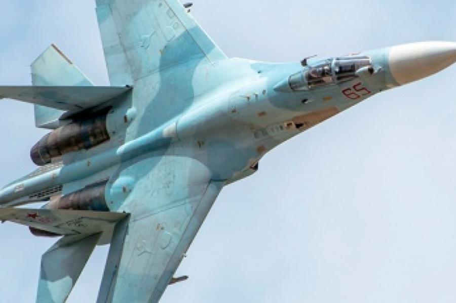 Появилось видео уникальных манёвров Су-27 между скалами
