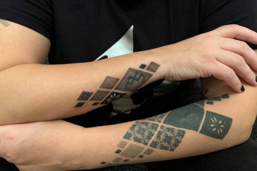 Красноярцы сводят татуировки из 90-х и нулевых