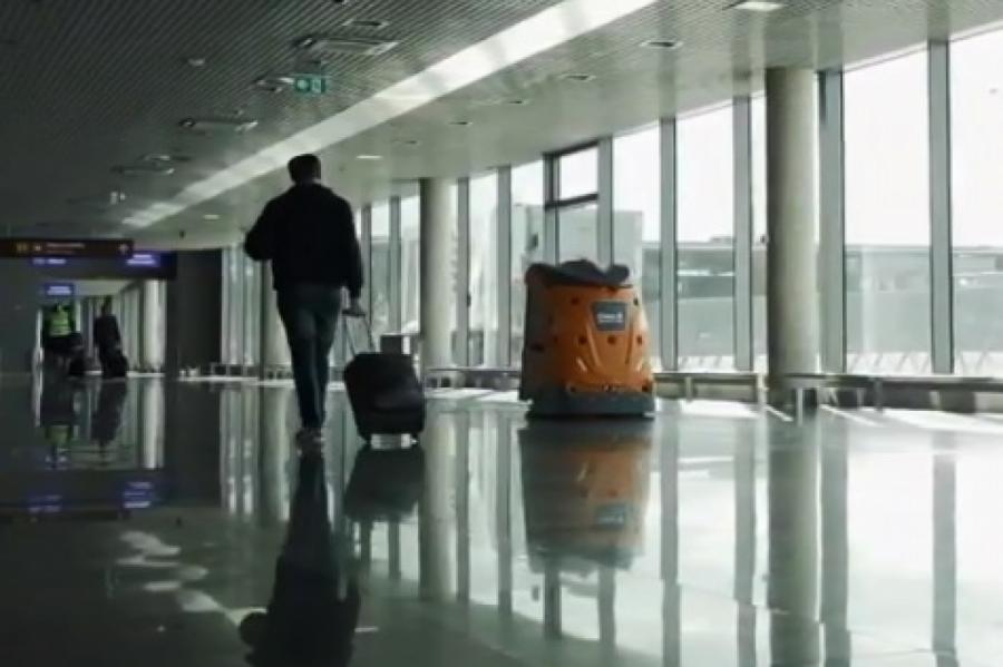 Клиентов аэропорта "Рига" удивляют роботы-уборщики (ВИДЕО)