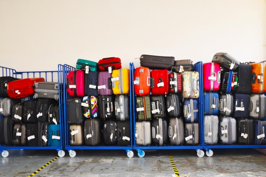 Грузчик аэропорта раскрыл секреты обращения с багажом