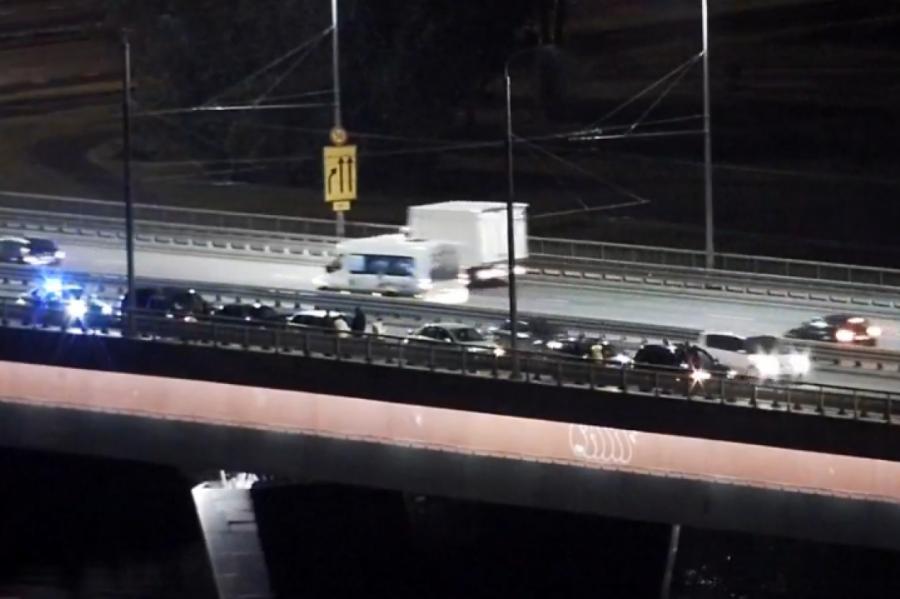 Серьезное ДТП в Риге: на Островном мосту столкнулись сразу 6 автомобилей (ВИДЕО)