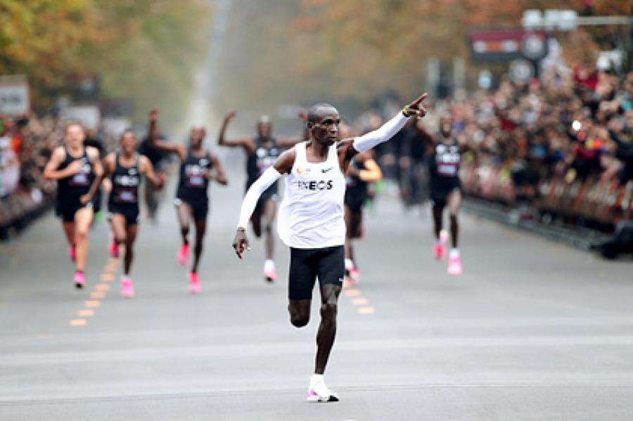 Впервые в истории: мужчина пробежал марафон менее чем за два часа