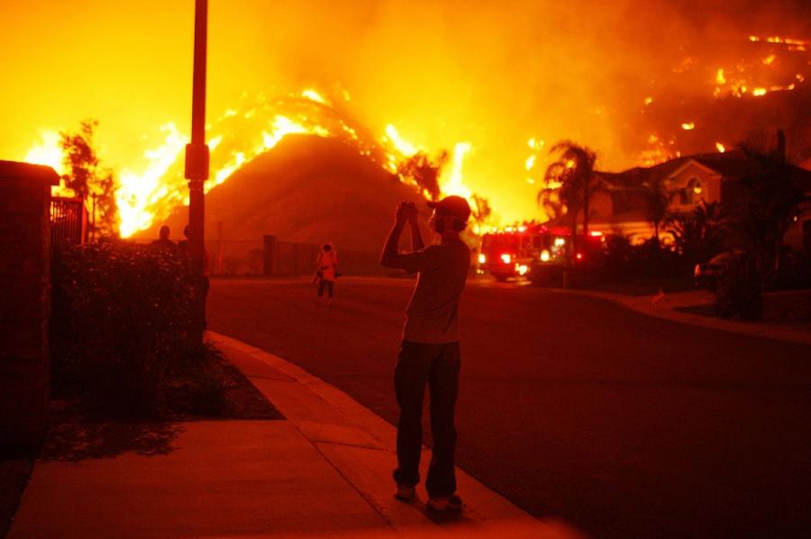 В Калифорнии почти 100 тысяч человек эвакуировали из-за природного пожара
