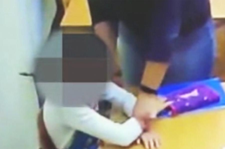 В Москве завели дело на избивавшую детей учительницу