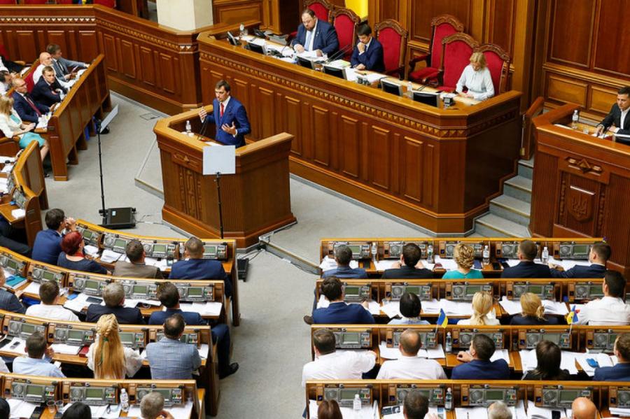 Депутата от партии Зеленского поймали на интимной переписке с мужчиной в ходе заседания Рады