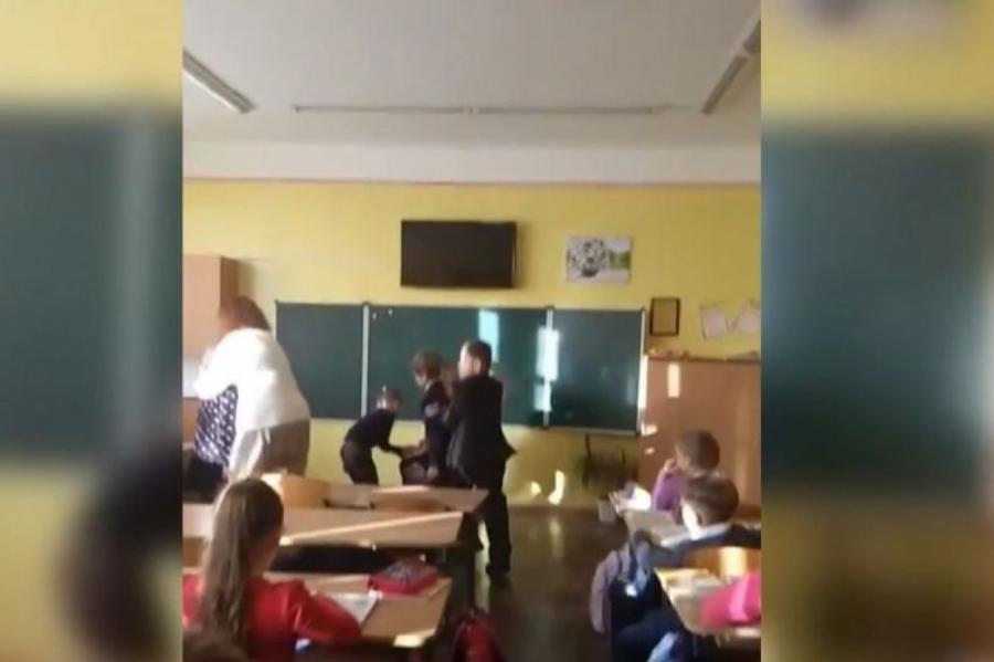 Пинают в живот, бьют книгой. Как в Латвии терроризируют учителей