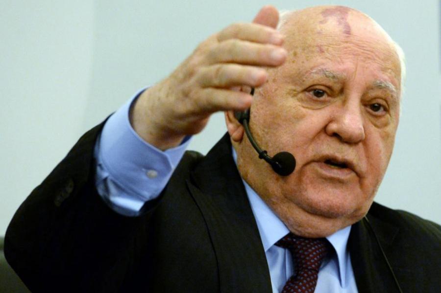«Время сейчас тревожное». Горбачев написал письмо Путину и Макрону