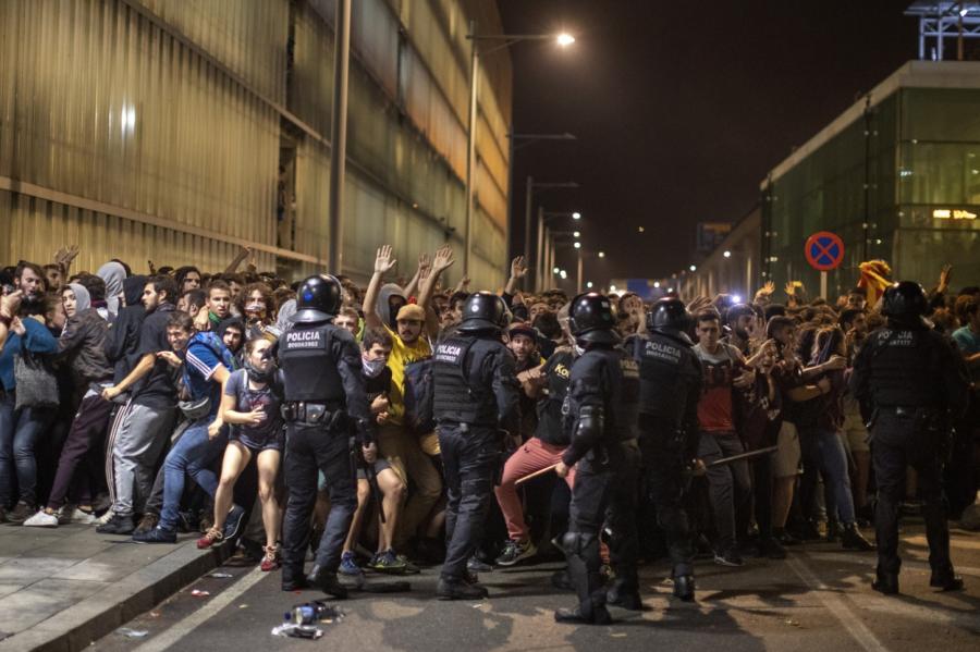 Каталонский Майдан: полмиллиона протестующих начали возводить баррикады