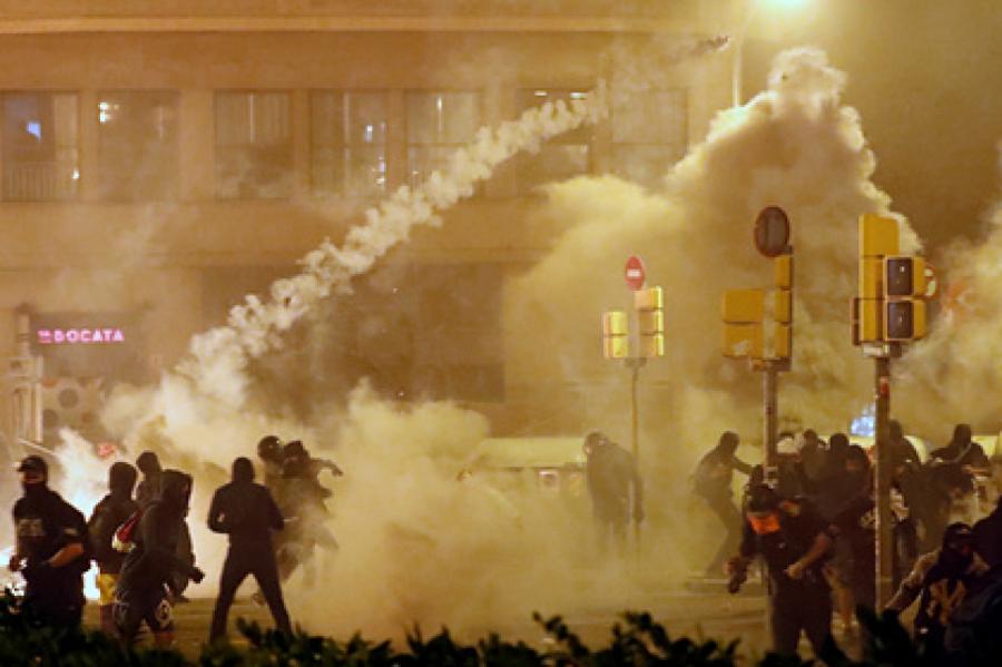 Протестная ночь в Барселоне: десятки задержанных и раненых