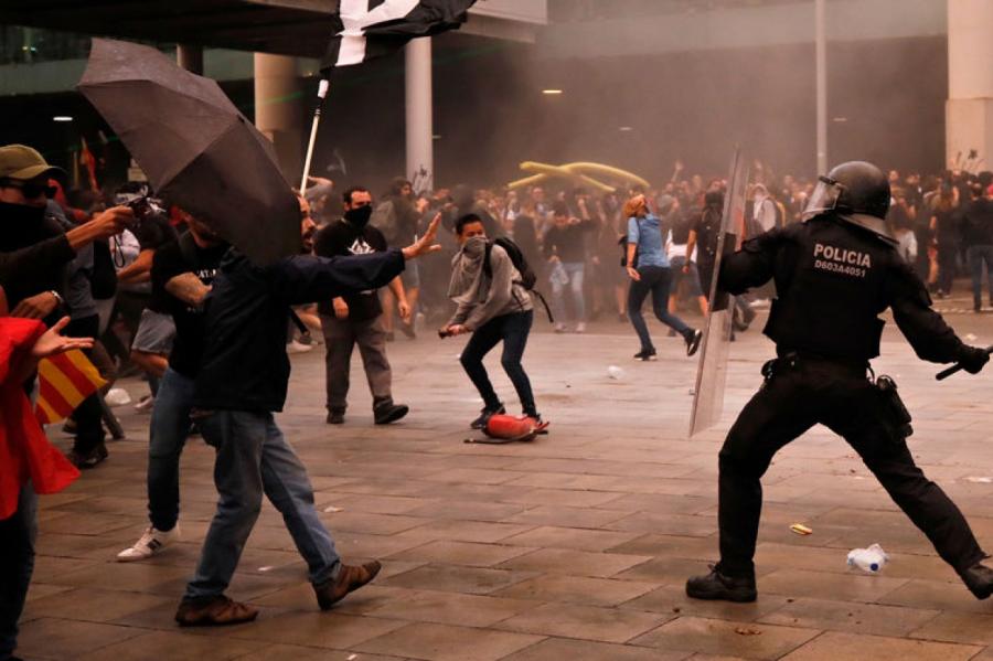 Полиция готовится разгонять протестующих в Барселоне
