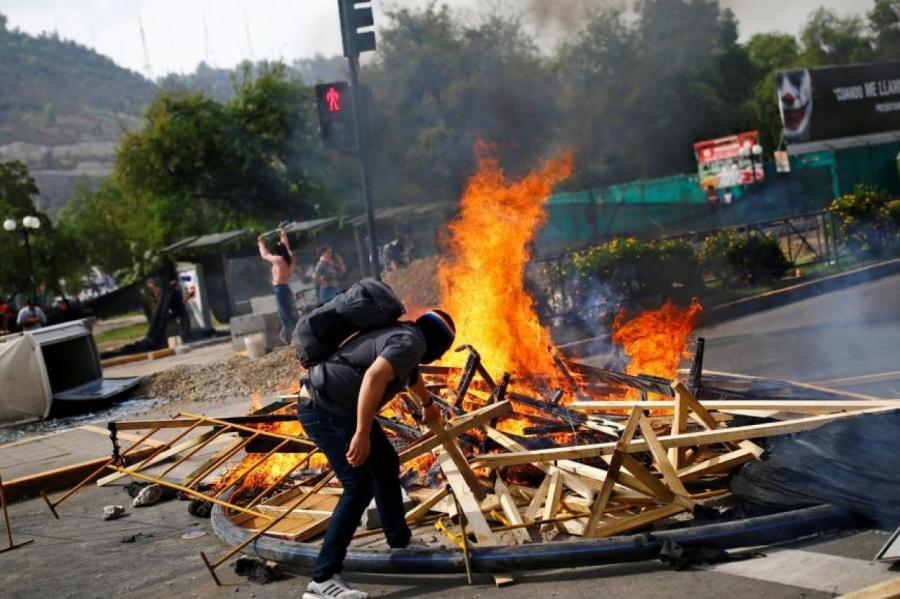 Массовые беспорядки в Чили из-за повышения цен на метро