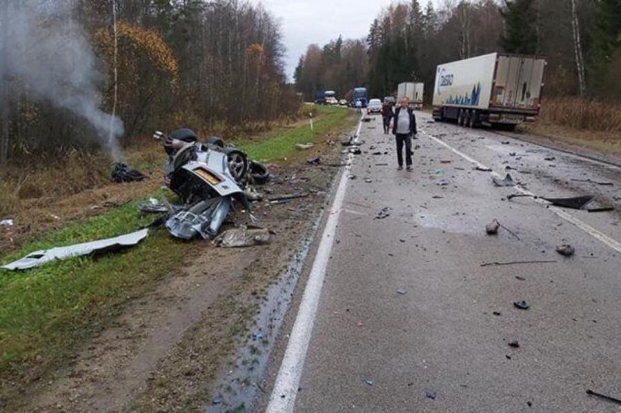 Страшная авария под Даугавпилсом: легковой автомобиль разорвало на куски (+ФОТО)