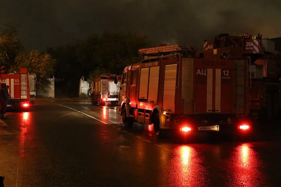 В Москве произошел крупный пожар в металлическом ангаре