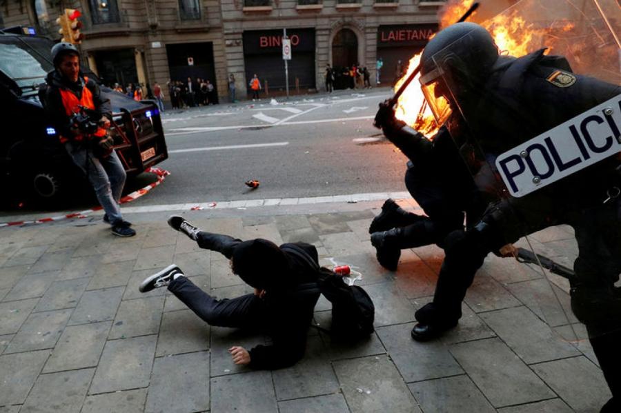 В ходе беспорядков в Барселоне пострадали 600 человек