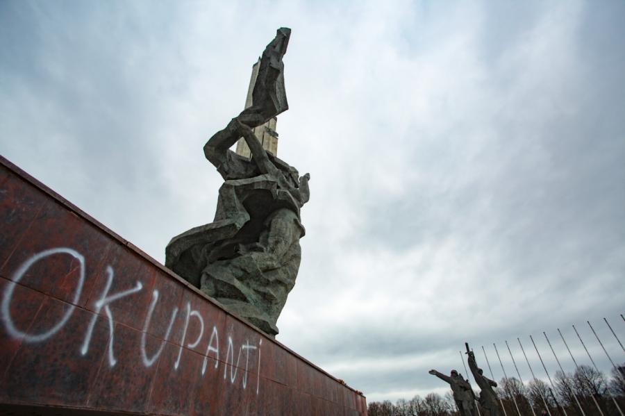 «Оккупанты!» Вандалы надругались над Памятником Освободителям в Риге (ФОТО)