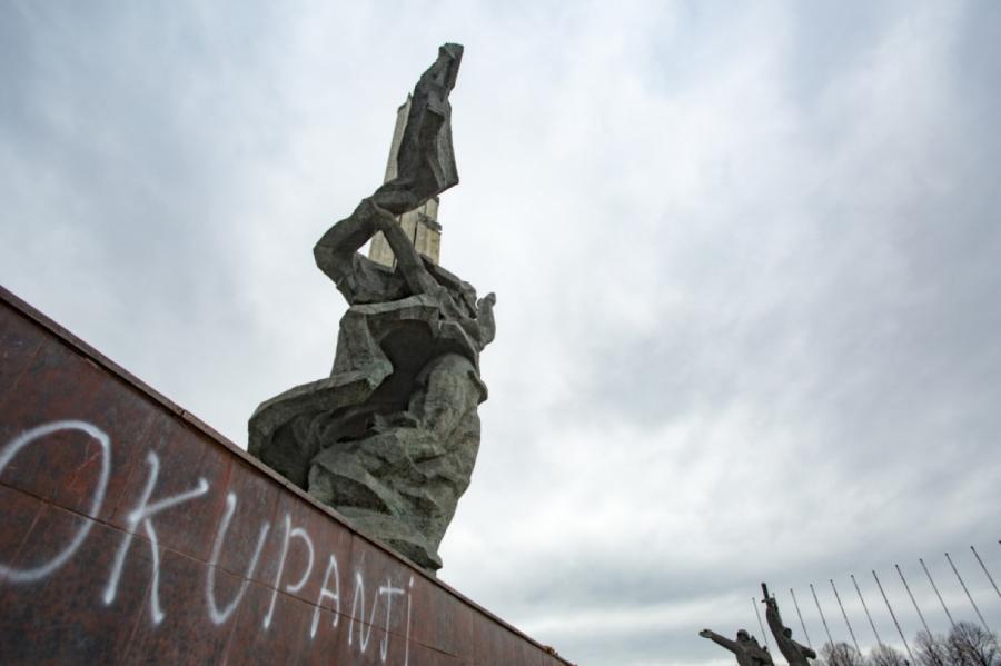 Вандализм у памятника Освободителям: «художнику» предлагают вручить «Трех звезд»