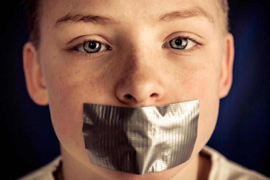 В РФ возбудили дело против создателей видео с детьми, задающими вопросы гею