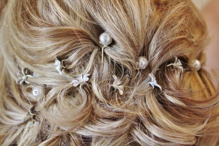 Почему вокруг сосков у женщин растут волосы и как от них избавиться