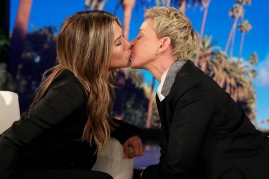 Дженнифер Энистон слилась в поцелуе с "любимой лесбиянкой США" в прямом эфире