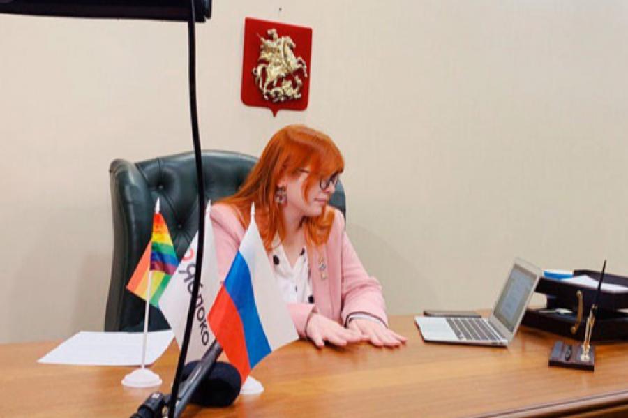 Московский депутат Дарья Беседина разместила в думе радужный ЛГБТ-флаг