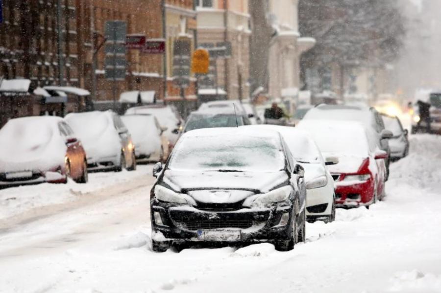 Первый снег обходится водителям Латвии в полмиллиона