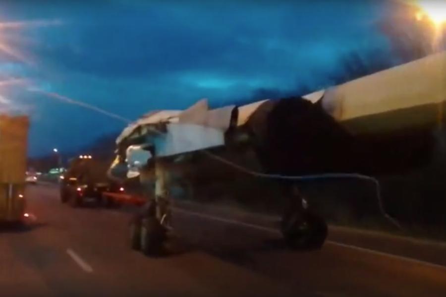 Американцы в шоке: Су-34 проехался по дороге среди машин (ВИДЕО)