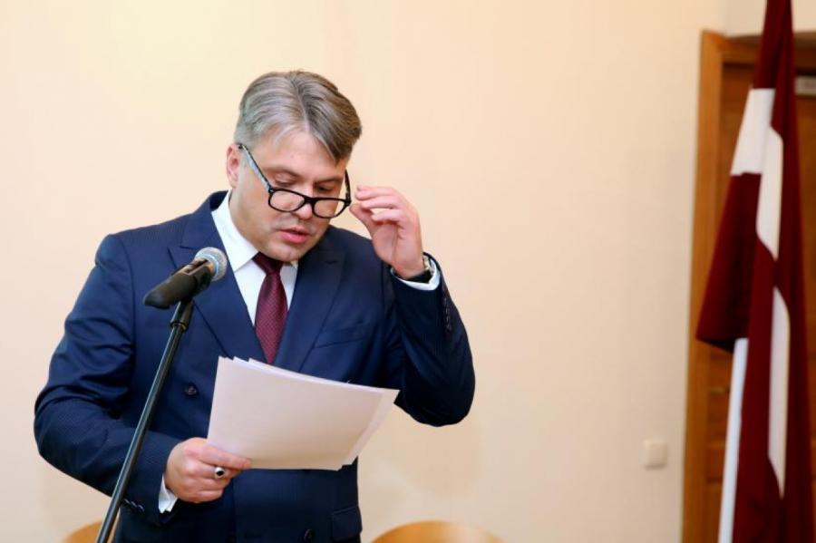 Омбудсмен: в демократической стране латвийский парламент бы уже распустили