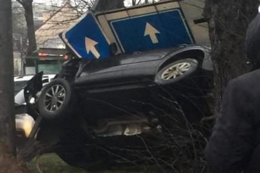 Жуткая авария на Бривибас: один из автомобилей буквально снес дорожный знак