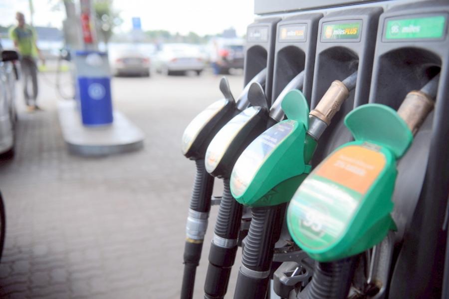В Вильнюсе и Таллине цена бензина снизилась, в Риге не изменилась