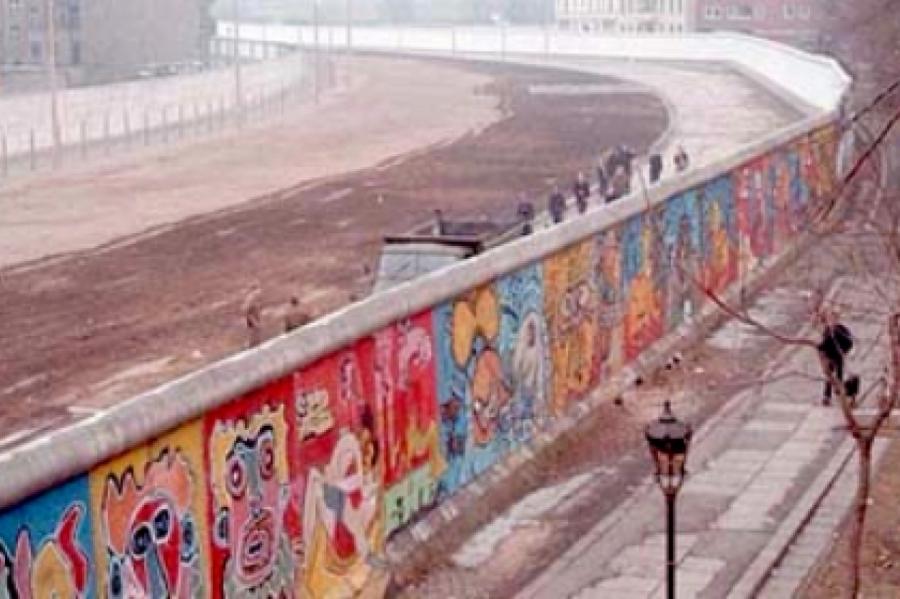 Треть жителей ФРГ неоднозначно относятся к падению Берлинской стены