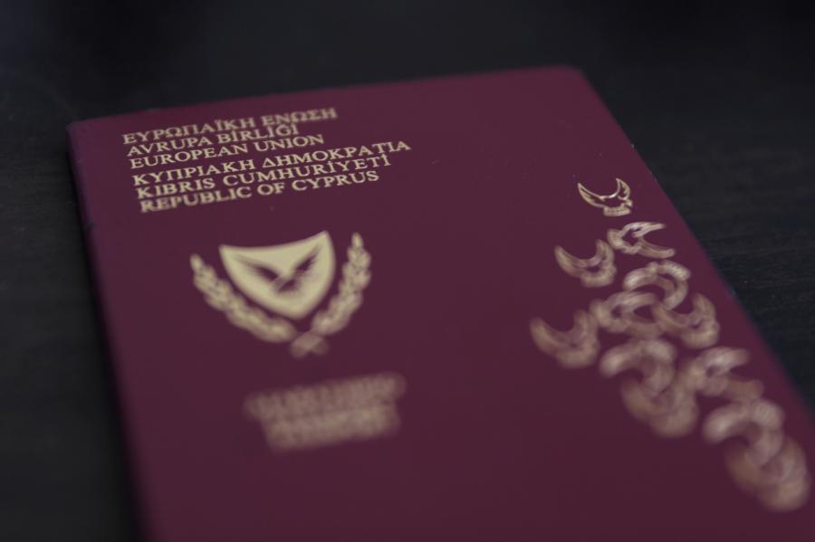 Власти Кипра начали отбирать у россиян гражданство, которое сами им продали