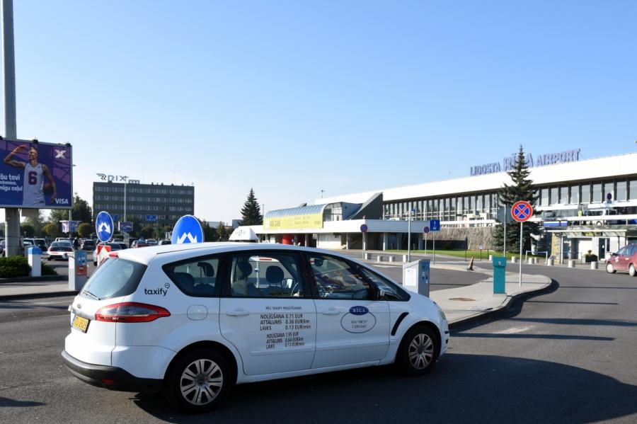Аэропорт «Рига»: на борьбу с таксистами привлечена полиция