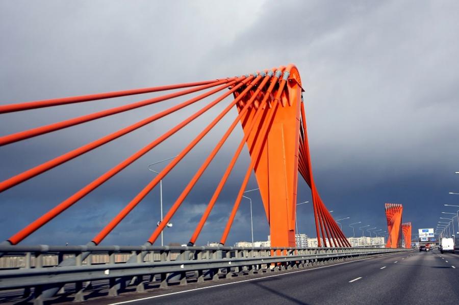 Гонщиков просят притормозить: на Южном мосту в Риге снижена скорость движения