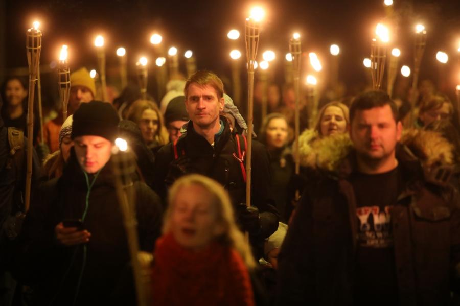 В марше на факельном шествии в Риге насчитали 1500 человек