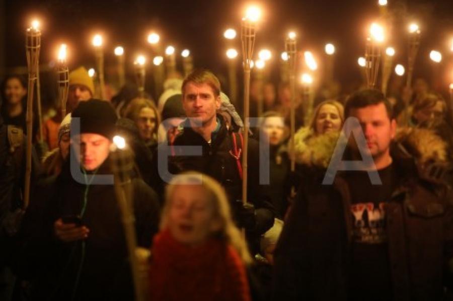В факельном шествии в честь Дня Лачплесиса участвуют около 1500 человек